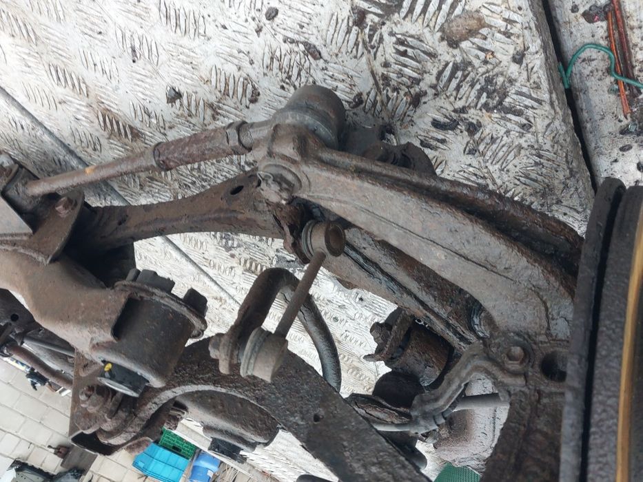 Toyota avensis t25 zawieszenie tylne kompletne tyl ława trawers wahacz