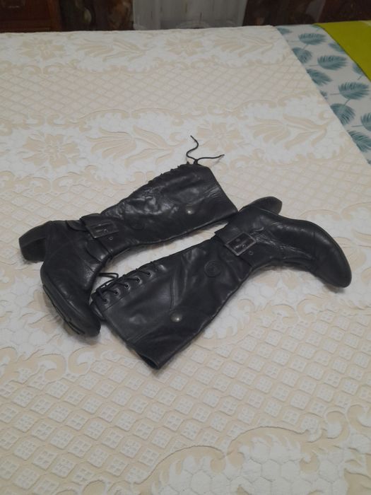 Botas em pele pretas de cano alto, marca Pataugas