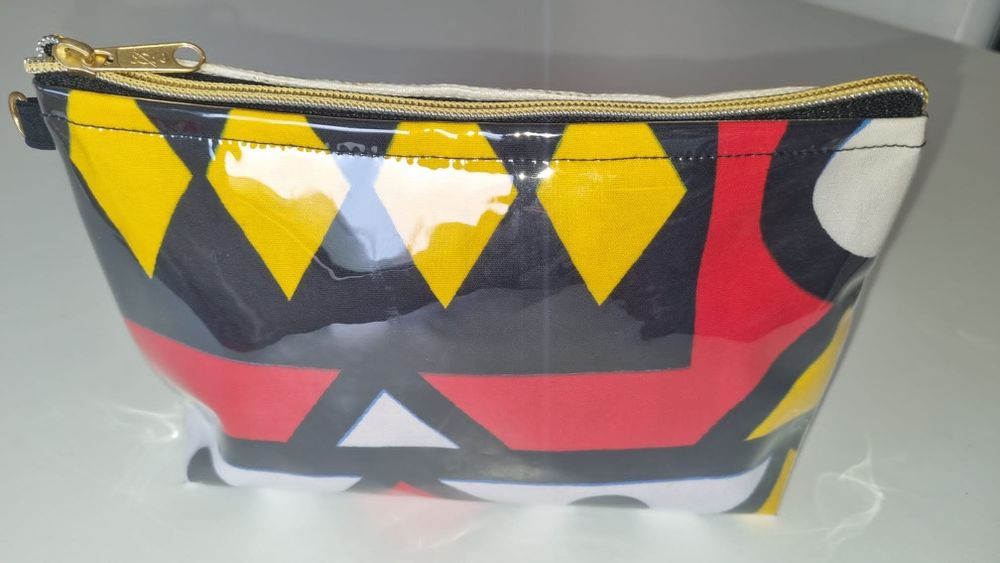 Necesserer Novas feitas a mao plastificada Entreg Alfragide e Benficas