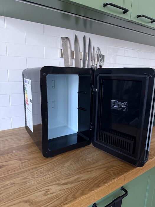 Mini lodówka turystyczna Eventor 10l z wyświetlaczem temperatury LCD