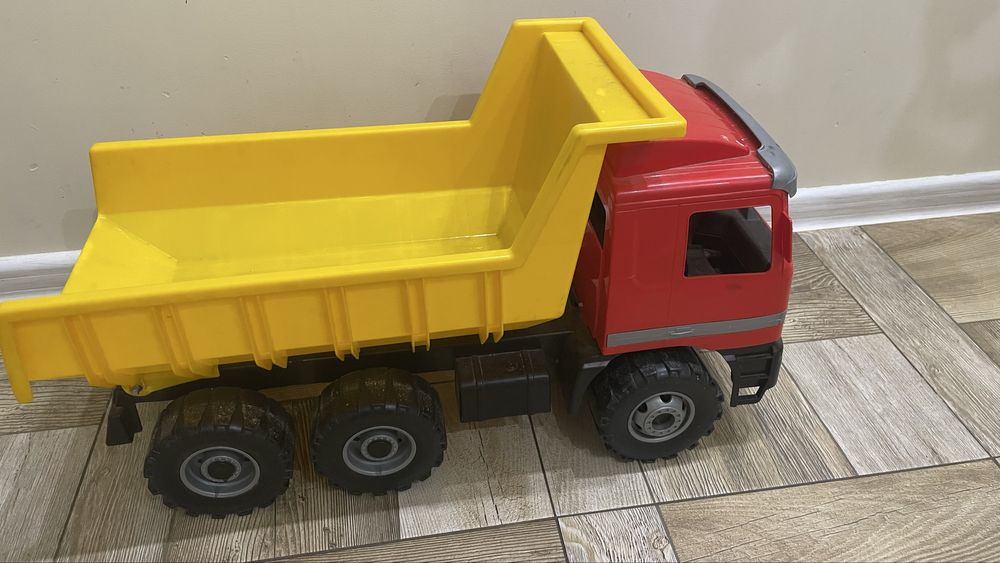 Самосвал большой.