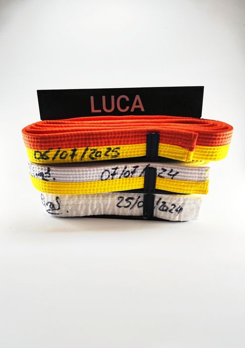 Suporte para cintos de artes marciais