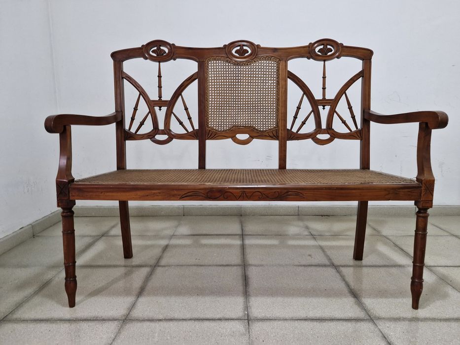 Banco antigo em madeira maciça