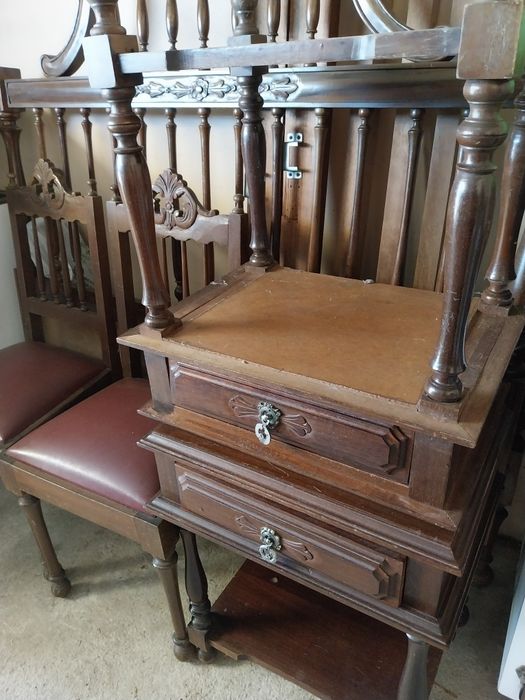 Cama casal / duas mesinhas / cadeira em mogno encerada impecaveis