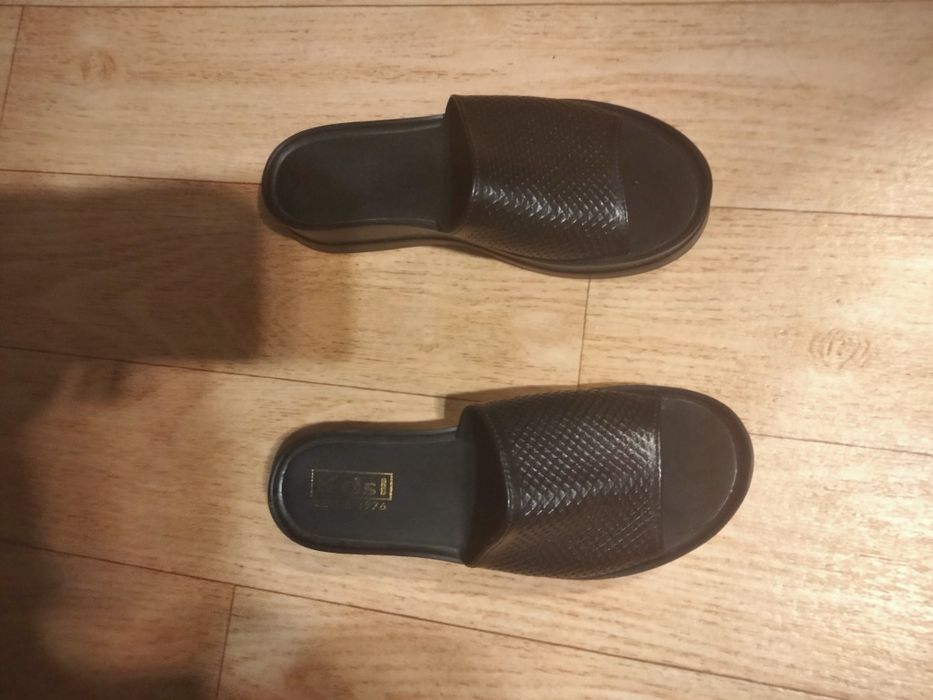 Шльопки чёрного цвета