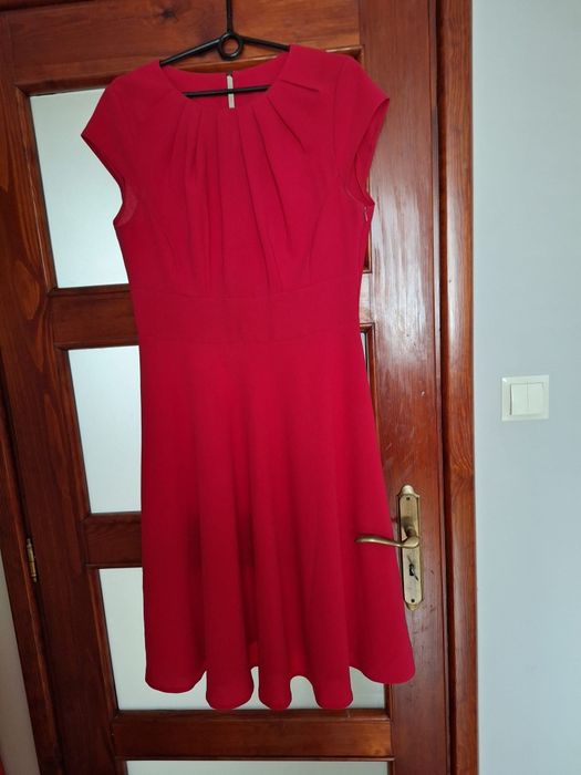 Malinowa zwiewna sukienka