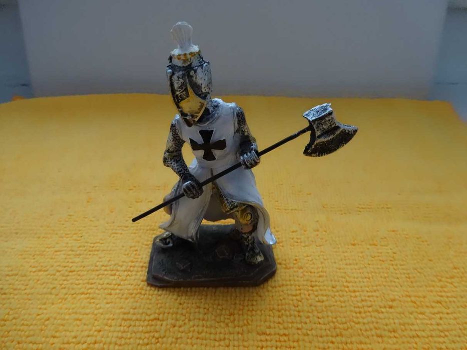 Krzyżak z toporem w hełmie figurka żołnierzyk  wys. ~90 mm. _NOWY