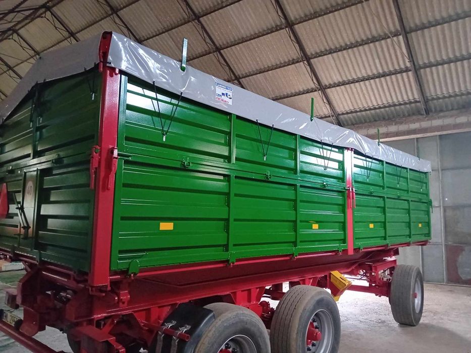 Plandeki, plandeka na przyczepę rolniczą.