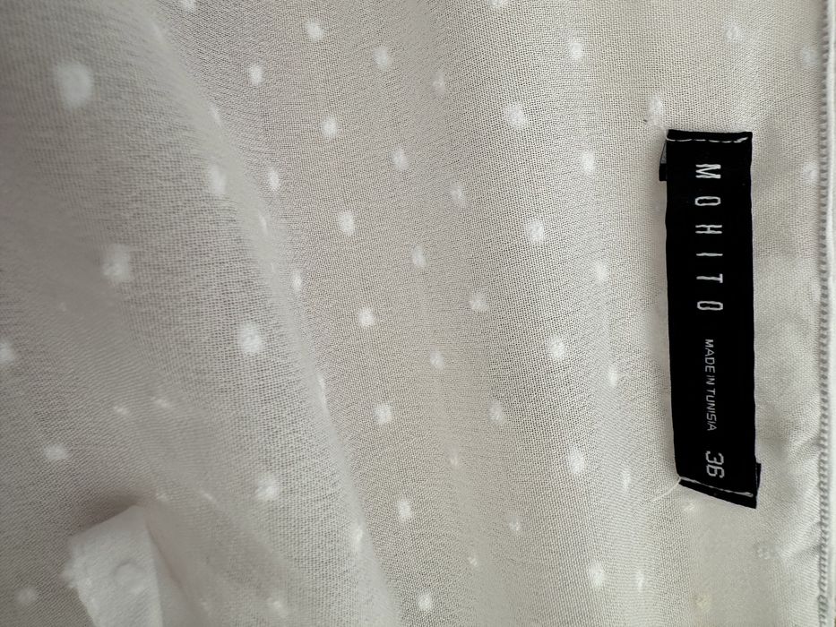 Біла блуза зі спущеним плечем