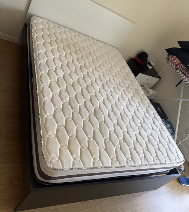 Cama casal em bom estado com estrado e colchao incluido
