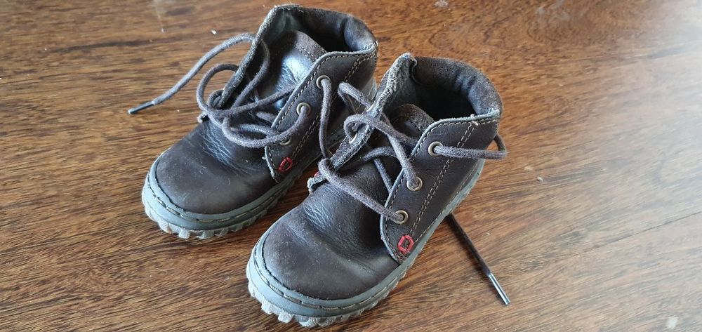 Sapatos de menino tamanhos 24-26