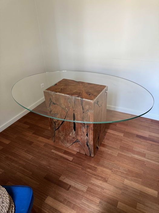 Mesa de Jantar Redonda em Vidro e Raiz de Teca – €900