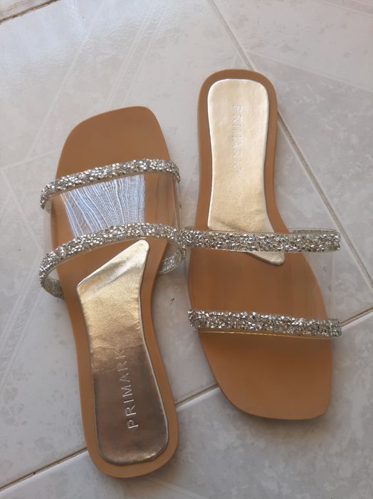 Sandálias rasas brilhantes