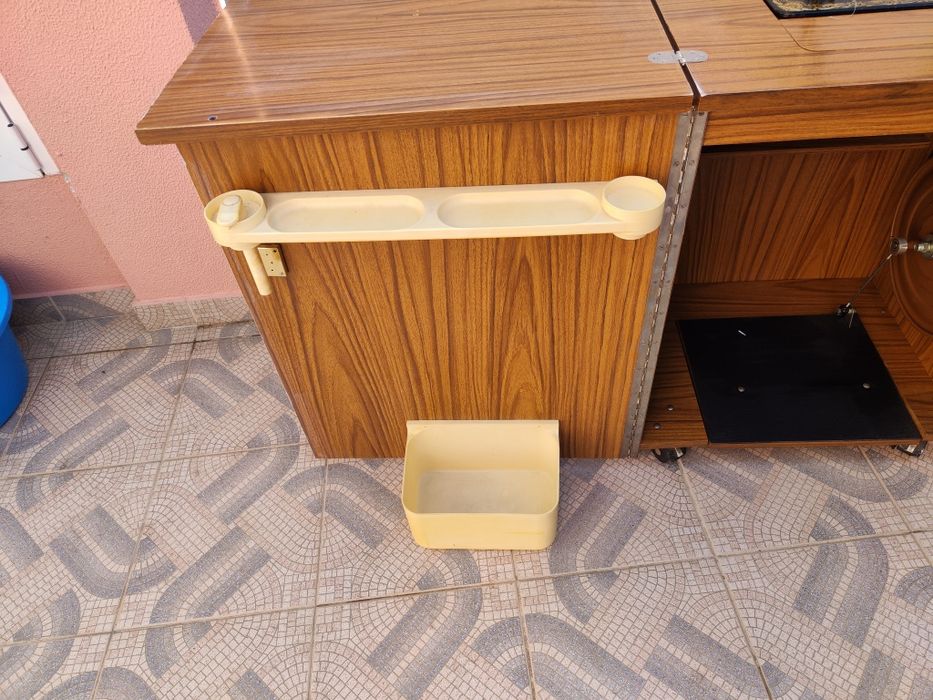 Máquina de costura com móvel da marca singer