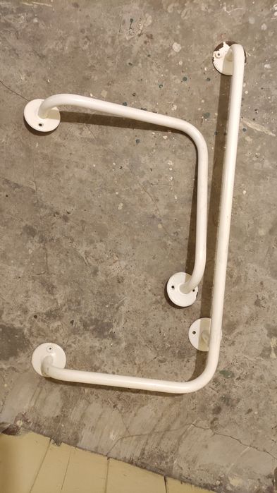 Dwa uchwyty kontowe dla niepełnosprawnych