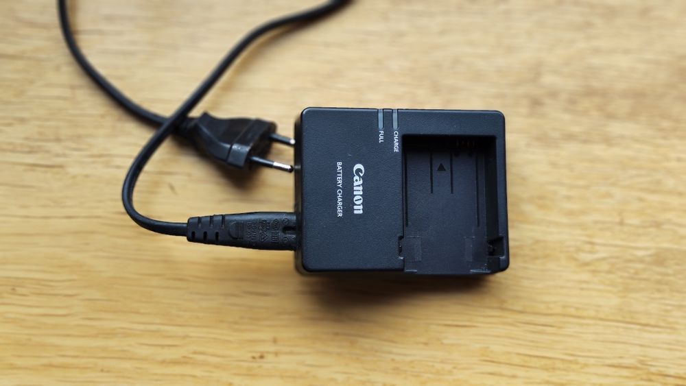 Máquina fotográfica CANON 700D + Tripé