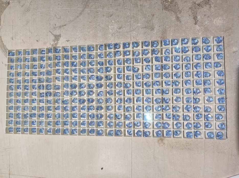 Caixa com 288 cristais Swarovski