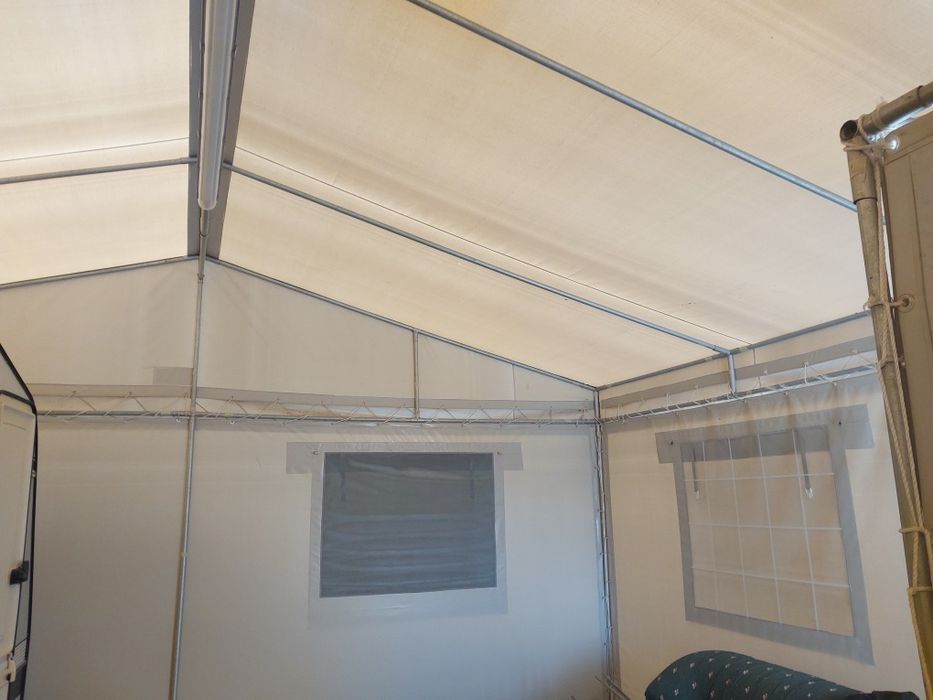 Toldo e armação em muito bom estado