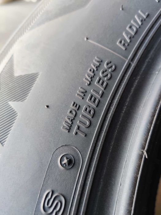 2шт R17 225 65 шини зимові Bridgestone Blizzak DM-V2 як нові 10+мм