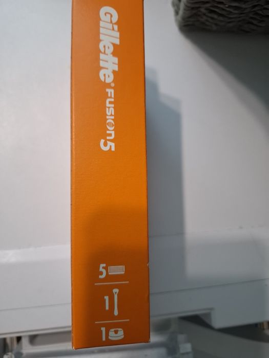 Gillette Maszynka do golenia Fusion5 + 5 ostrzy + stojak