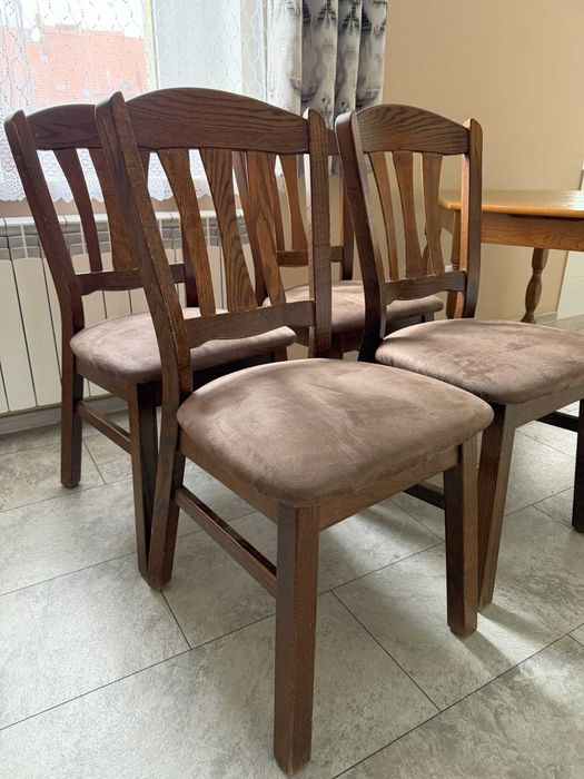 Stół drewniany i 4 solidne krzesła