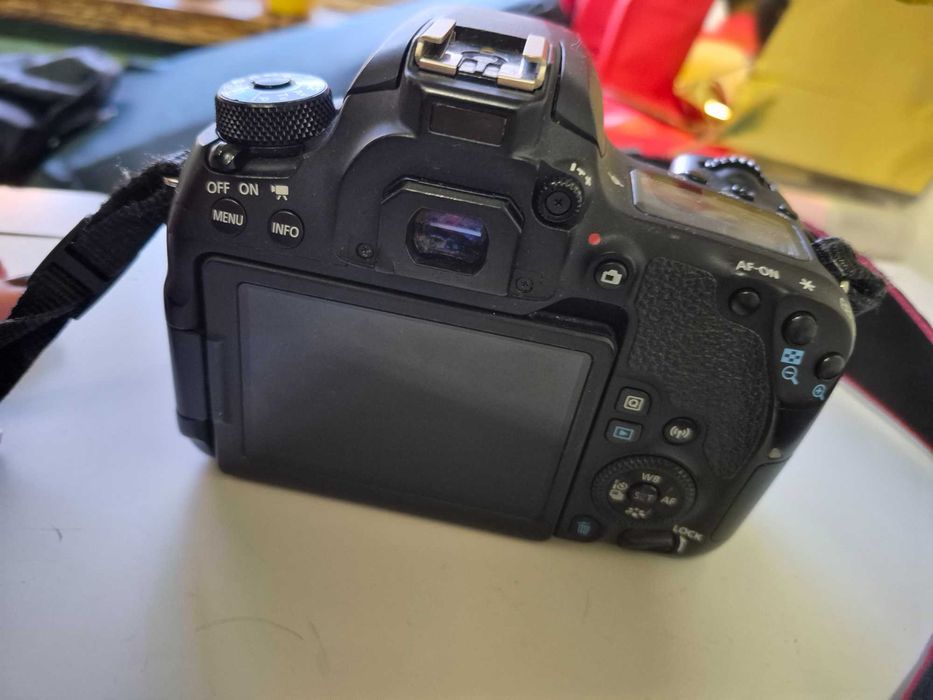 câmara digital canon 77D