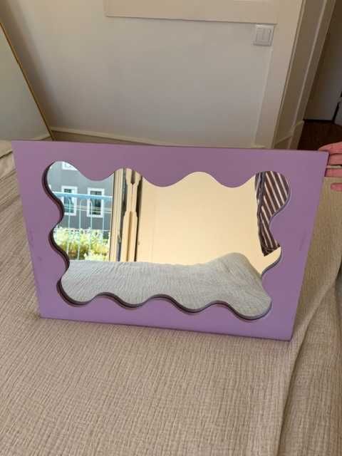 Espelho Artesanal Lilás com Design Ondulado – 56 x 40 cm