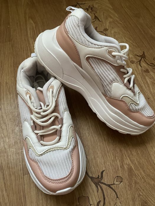 Жіноче взуття та плаття (РОЗПРОДАЖ)