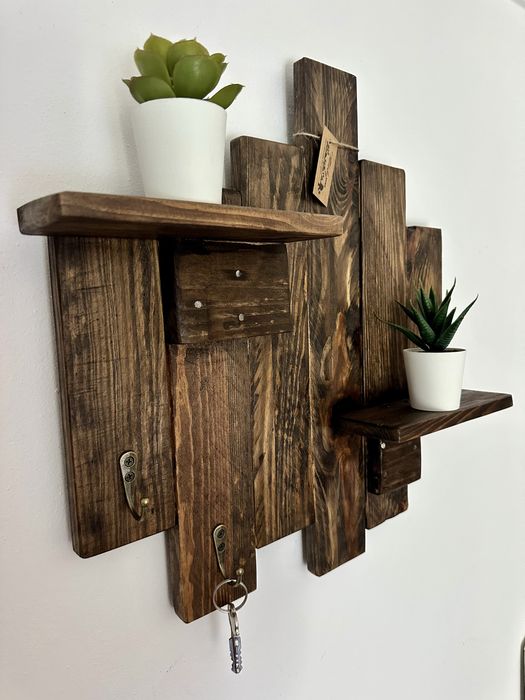 Prateleira decorativa em madeira rustica com ganchos