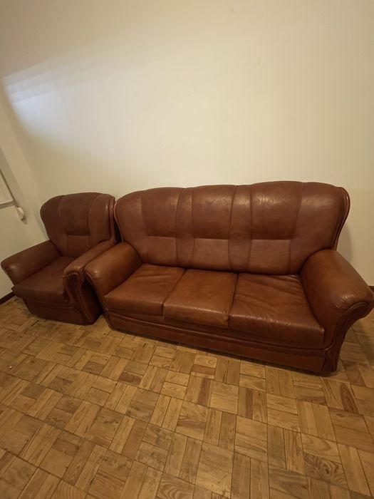 Conjunto de Sofás em Pele Castanha (Sofá 3 Lugares + Poltrona) – Excelente Estado