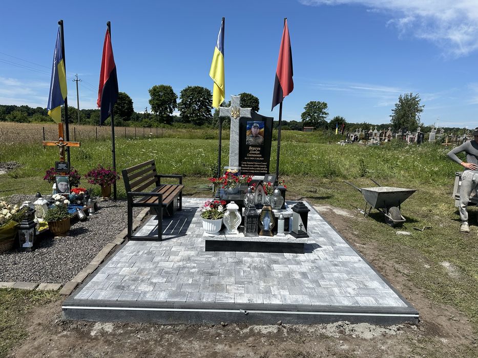 Укладання бруківки на цвинтарі біля памятників.