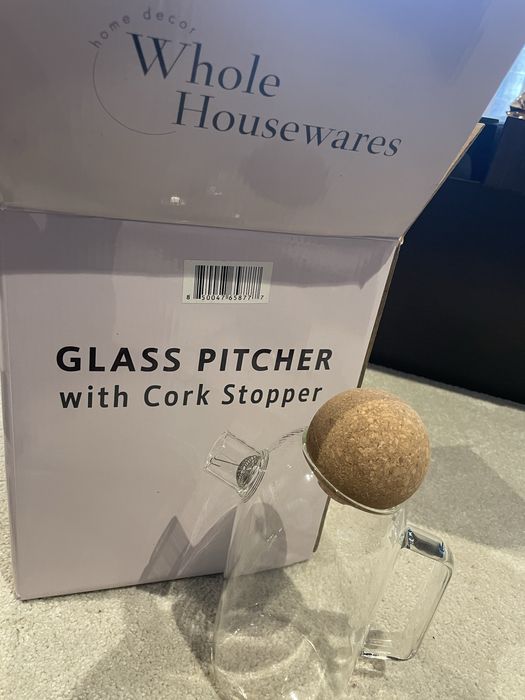 Jarro de agua em vidro e rolha em cortiça