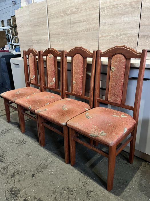 Krzesła drewniane tapicerowane 100 zł za sztukę