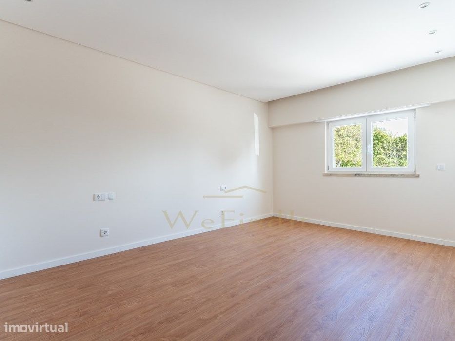 Apartamento T1 remodelado num condomínio com garagem, piscina e jar...