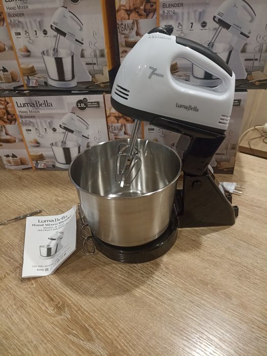 Кухонний міксер із чашею