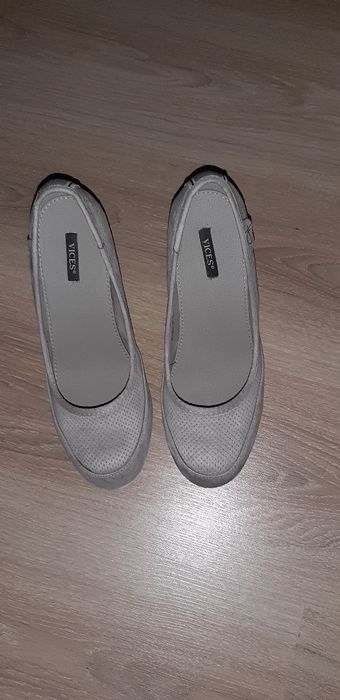 Buty na koturnie.