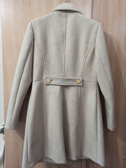 Жіноче  нове весняне пальто бежевого кольору