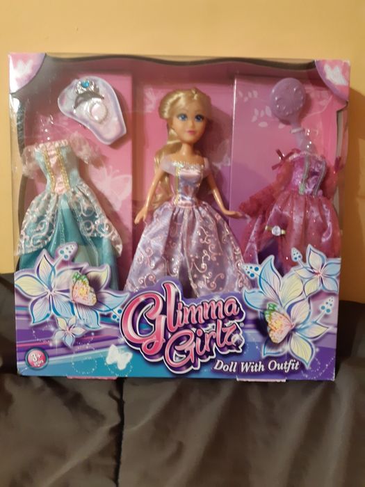 Lalka z akcesoriami, sukienki