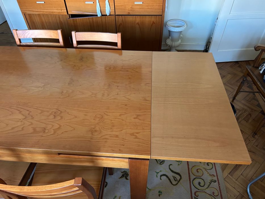 Mesa extensível em madeira c/ 6 cadeiras