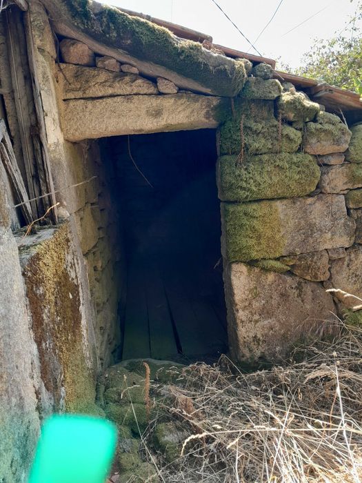 Moradia rústica em ruinas com logradouro e espigueiro