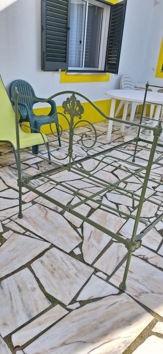 Cama antiga em ferro (bem conservada)
