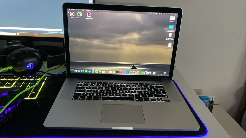 MacBook Pro 15 (2015) - Core i7 2.2GHz 256 Gb SSD - RAM 16 Gb - Prateado