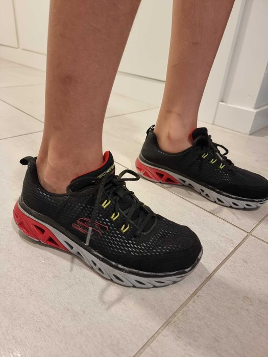 Фірмові кросівки 