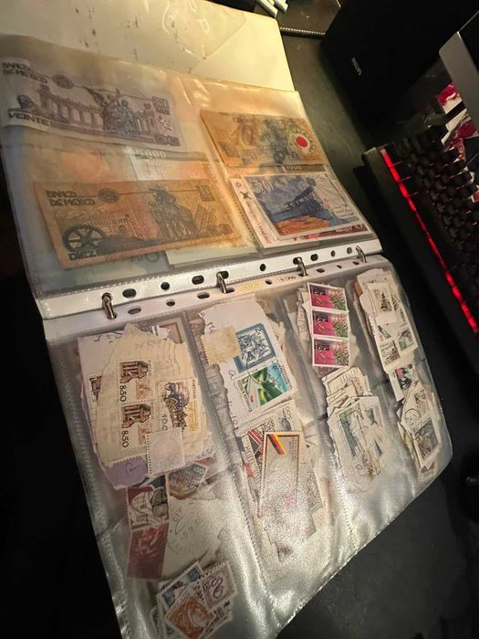 Coleção de Moedas, Notas e Selos Antigos – Álbum de Colecionador
