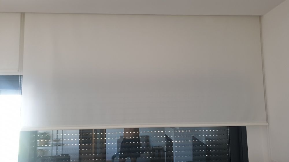 Estores brancos grandes