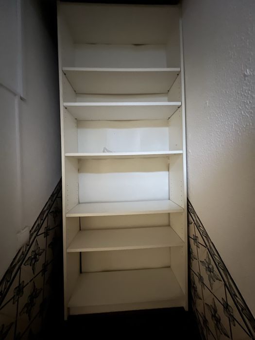 Duas estantes de prateleiras brancas IKEA