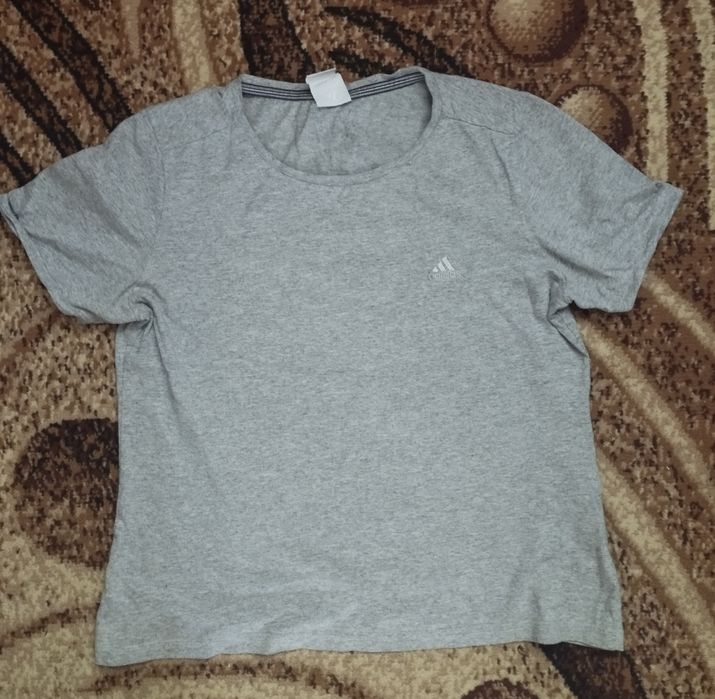 Футболка Adidas.