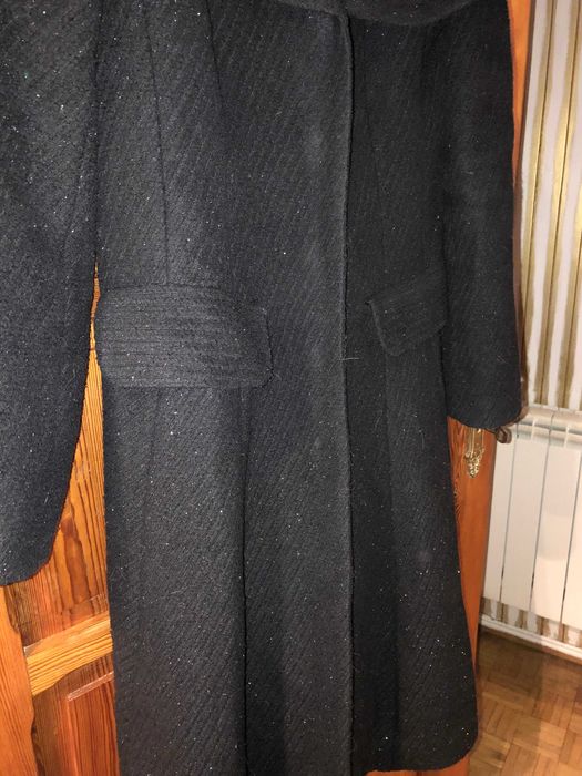 Czarny,lekko rozkloszowany płaszcz.