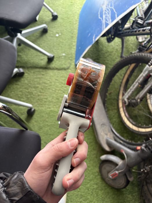 Solidny dyspenser do taśmy pakowej/ oklejarka – metalowy, z regulacją