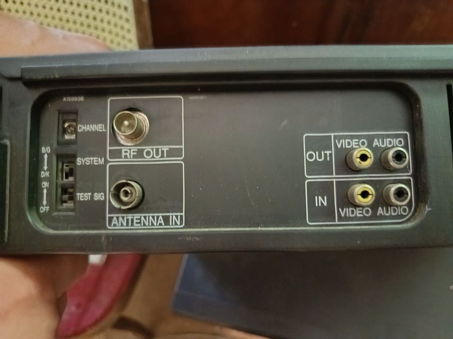 Magnetowid VHS Sharp VC-A30BP – uszkodzony, oddaje kasetę